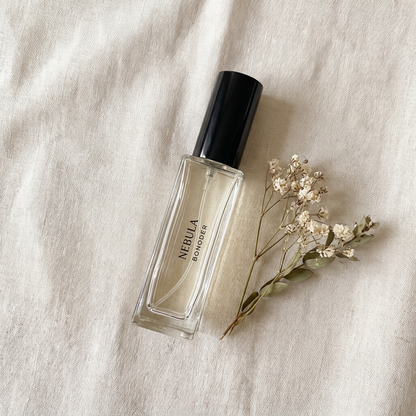 Nebula, Format Voyage 10ml — flacon photographié en situation