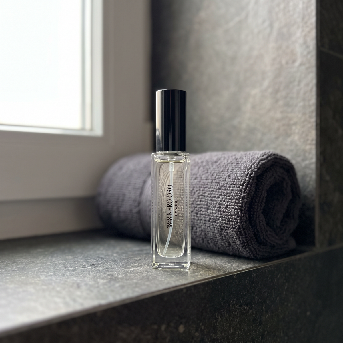 1848 Nero Oro, Format Voyage 10ml — flacon photographié en situation