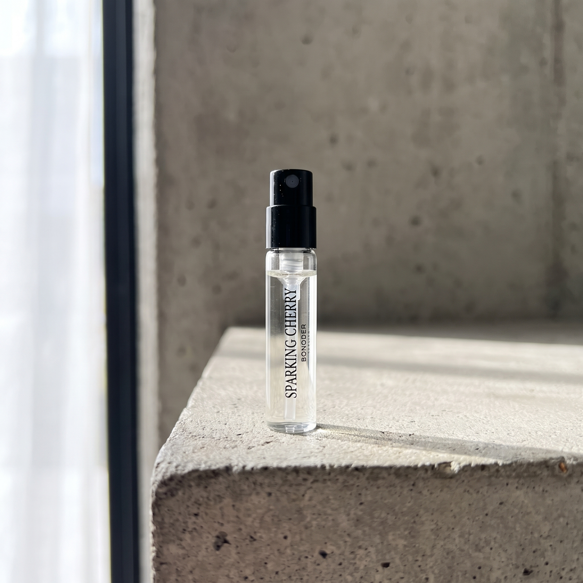 Sparking Cherry, Échantillon 2ml — flacon photographié en situation