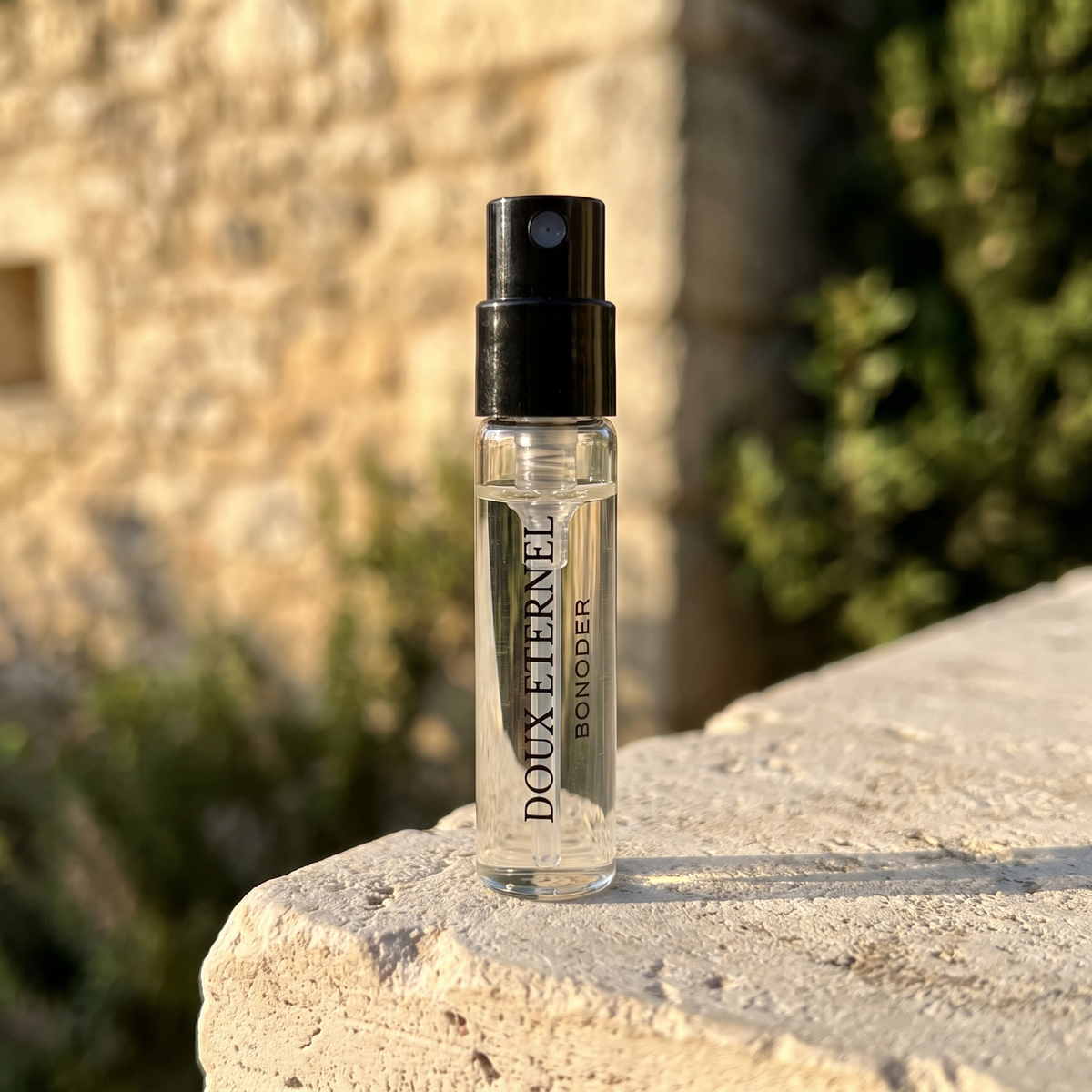 Doux Éternel, Échantillon 2ml — flacon photographié en situation