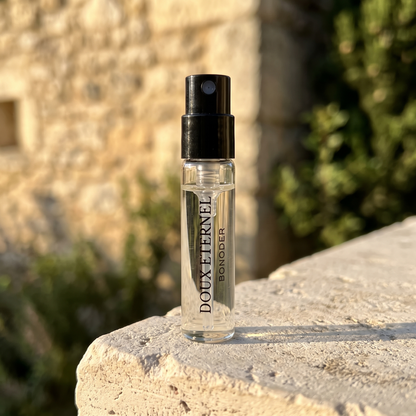 Doux Éternel, Échantillon 2ml — flacon photographié en situation