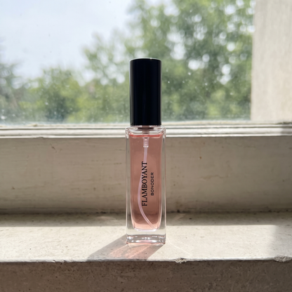 Flamboyant, Format Voyage 10ml — flacon photographié en situation