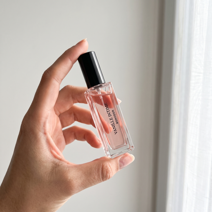 Vanille Intime, Format Voyage 10ml — flacon photographié en situation